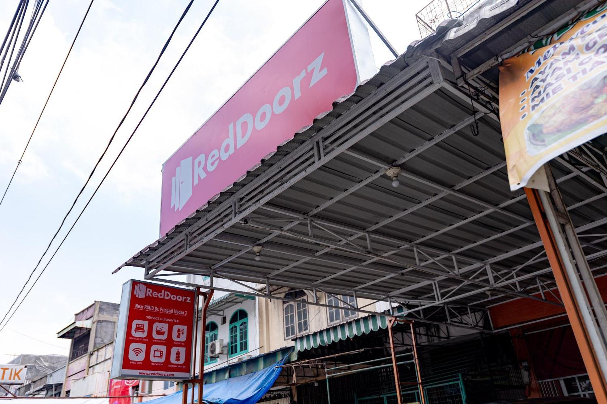Reddoorz Near Rsud Dr Pringadi Medan 3 Otel Dış mekan fotoğraf